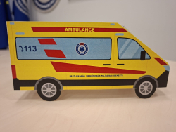 NMPD auto modelītis, kas taisīts no papīra