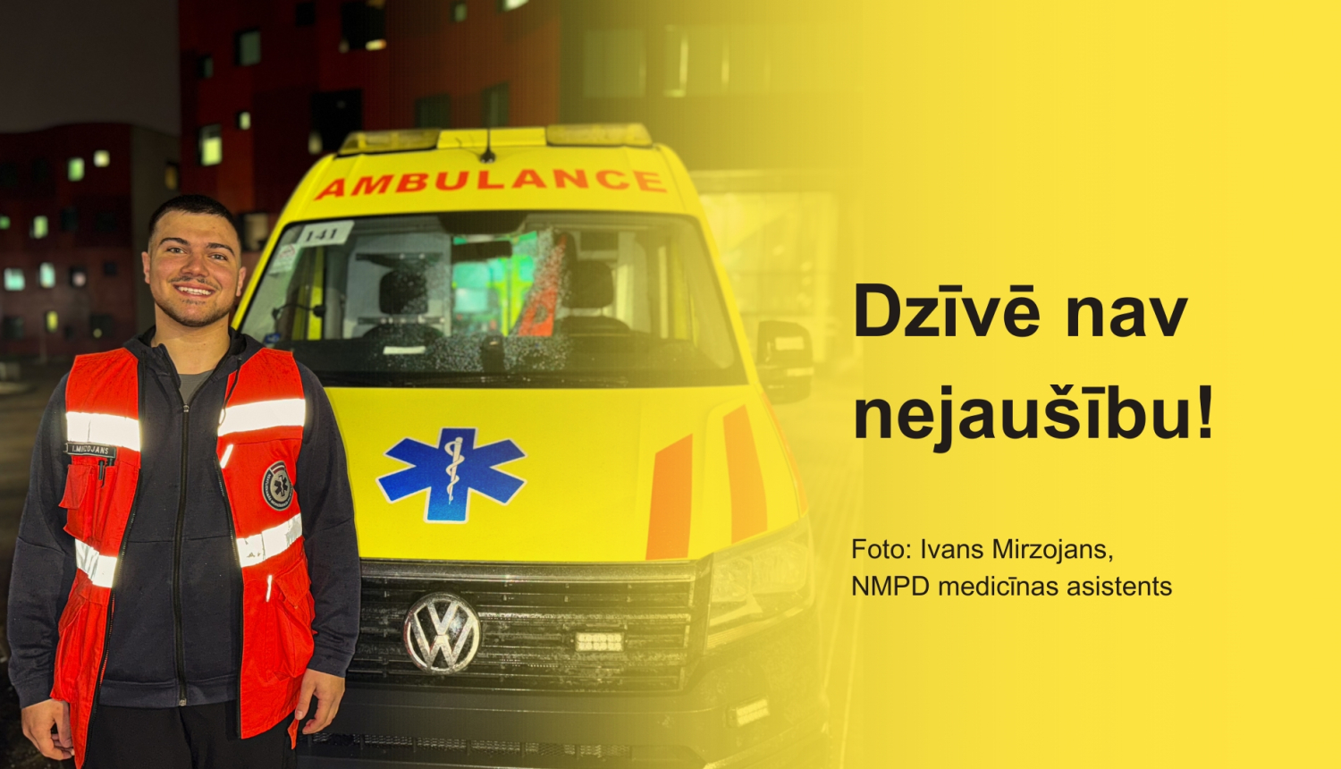 NMPD medicīnas asistents Ivans darba formā stāv pie operatīvā auto