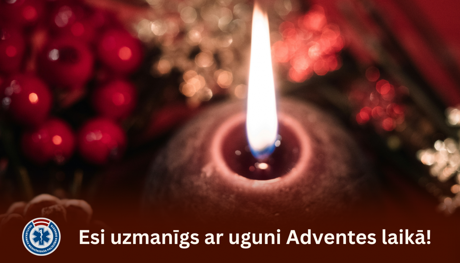 Adventes vainagam pa vidu iedegta svecīte